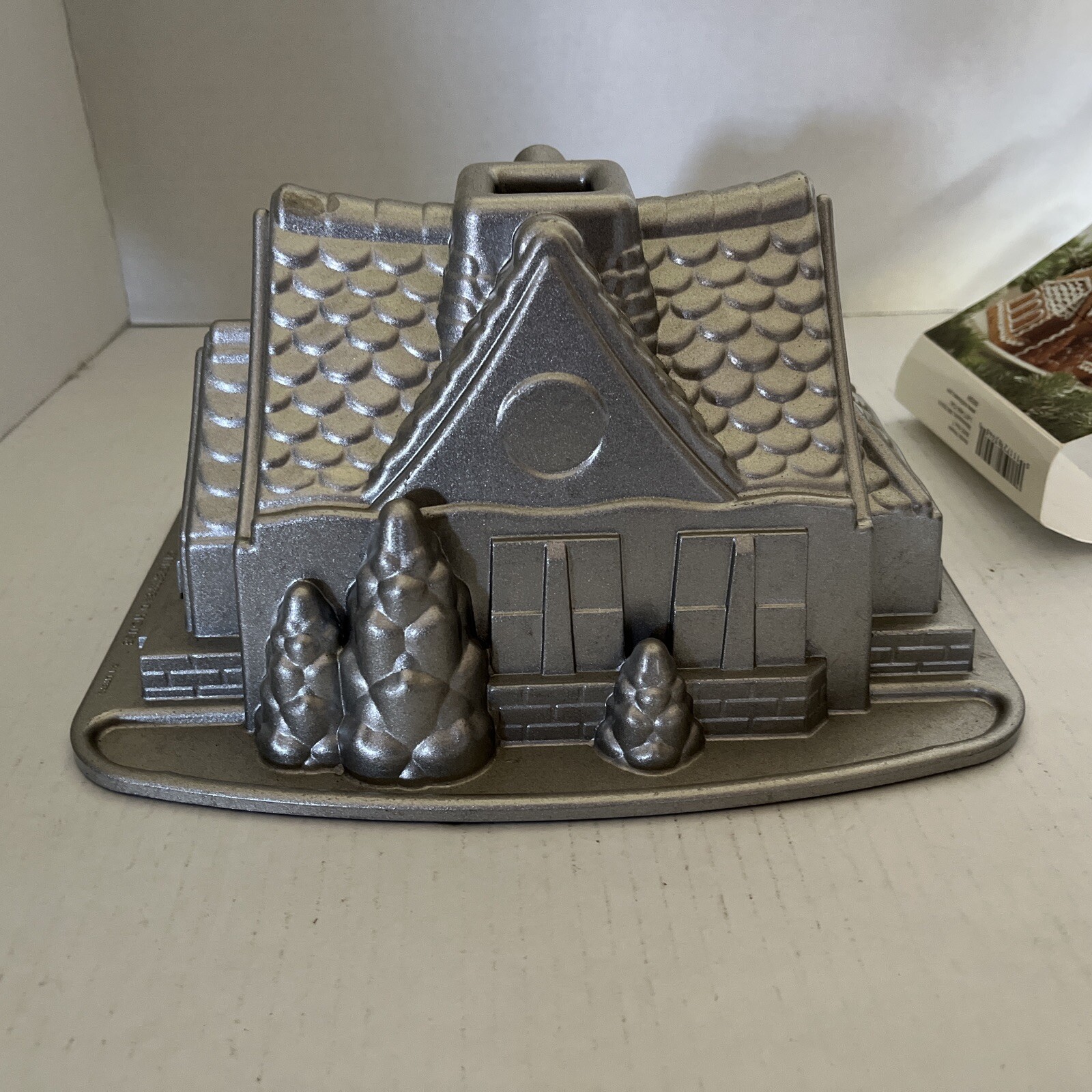Nordic Ware Gingerbread House Bundt Cake Pan Mold Cast Aluminum 9 Cups
