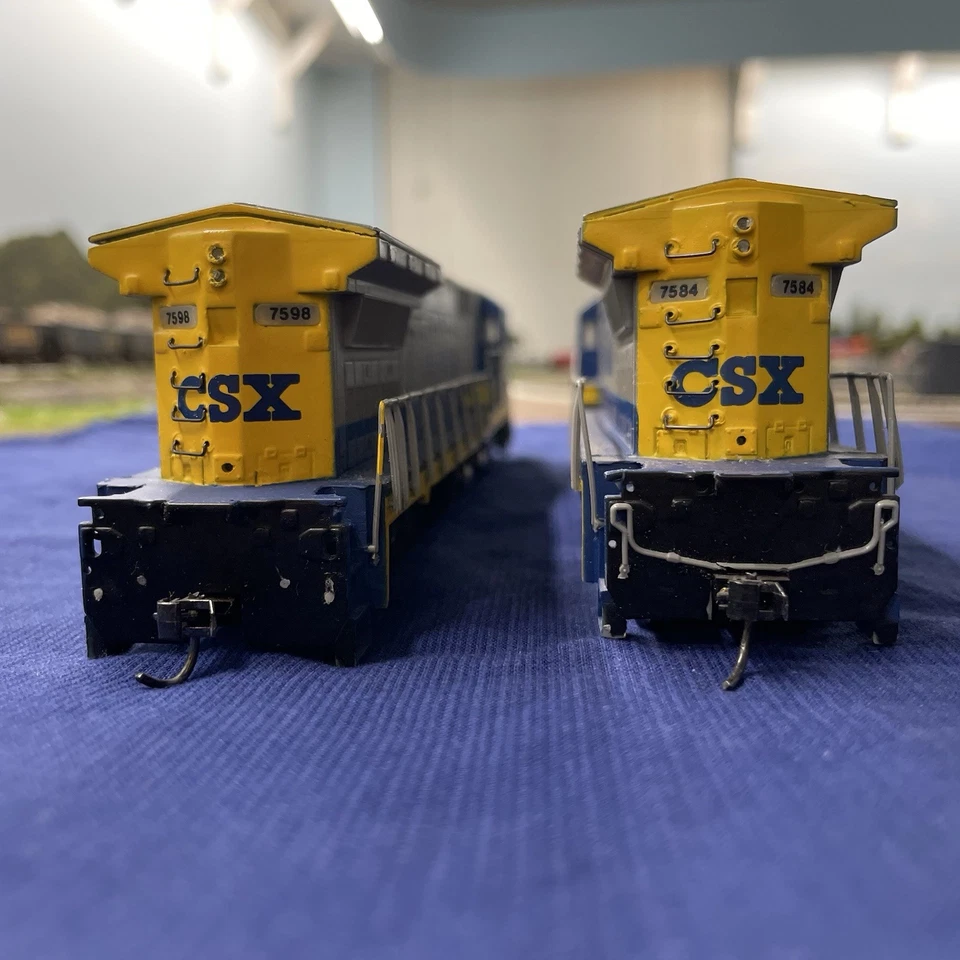 Two HO Scale CSX Bachman Spectrum C40-8 Standard Cab DC Locomotives - Image 4 of 4