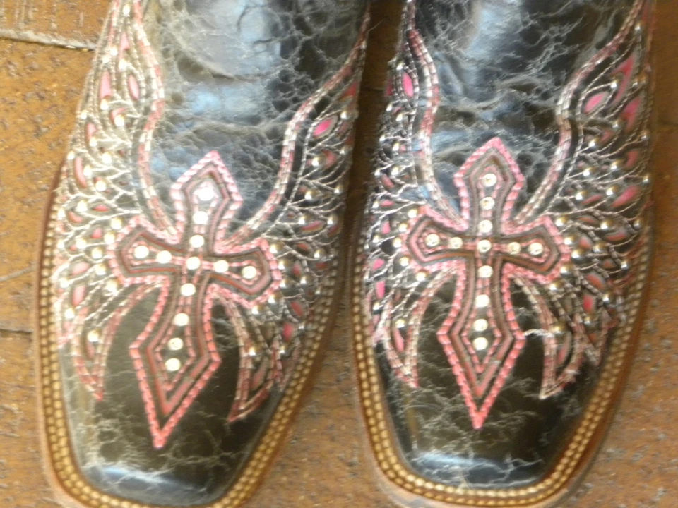 Corral Women’s Black Leather Cowboy Boots Sz 9-1/2 Pink Wing Cross Studs - Image 2 of 4