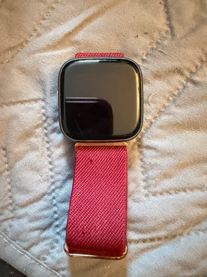 Fitbit Versa Smartwatch (Grau/Silber) mit rotem Stoffband