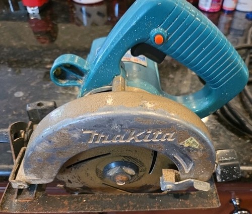 Kostenloser Versand Makita Modell 5005BA 5-1/2 Zoll Kreissäge mit Klinge