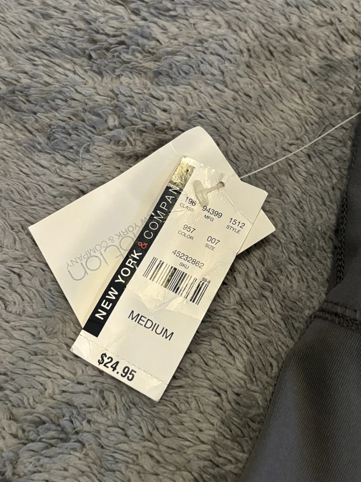 Nuevo con etiquetas Camiseta sin mangas New York and Company para mujer Gris medio InMotion Sujetador incorporado Yoga Foto 2 de 4