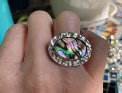ARTISAN CRAFTED STERLING HAMMERED east west Abalone ring size 6