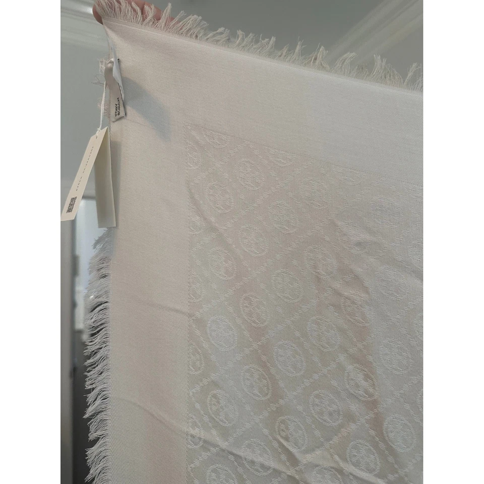 Novo Xale Tory Burch Creme Marfim Monograma T Logotipo Jacquard Viajante Envoltório Cachecol - Imagem 3 de 3