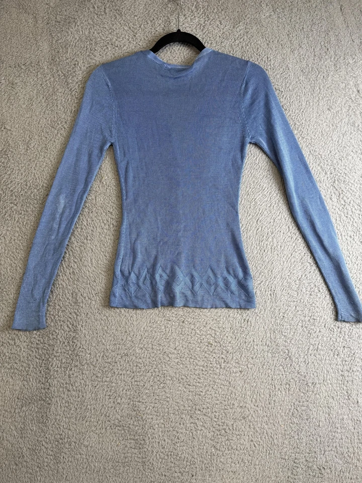 Cárdigan Suéter Mujer Colección Guess Pequeño Azul Cuello en V Botón Frontal W2732L Foto 2 de 4