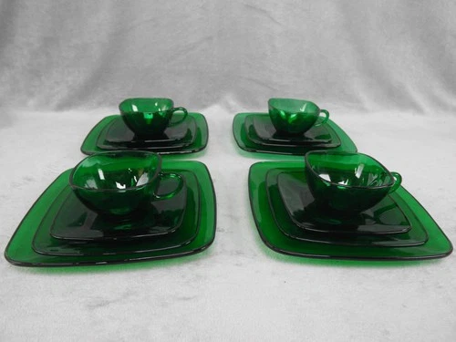 Anchor Hocking Forest Green Charm Square Glass 16-Piece Set Luncheon Salad Plate