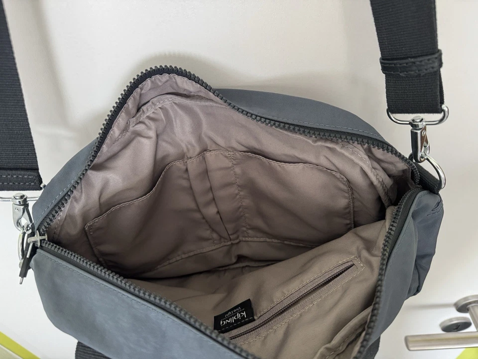 Kipling DEFEA Handtasche Umhängetasche *neuwertig*  Farbe Nocturnal Grey - Bild 3 von 4