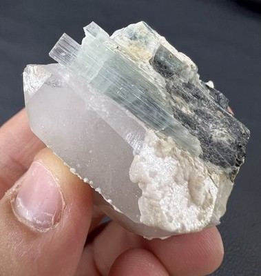 Turmalin mit Bergkristall aus Skardu Pakistan ca. 49g 41/30/30mm