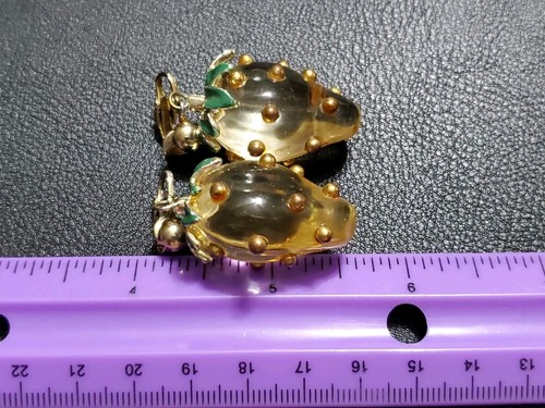 VINTAGE LUCITE ERDBEERE GOLDFARBENE GROSSE CLIP-ON-OHRRINGE - Bild 5 von 11