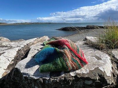 Perlensalat: Gestrickter Schal in Grüntönen aus Schoppel Wolle