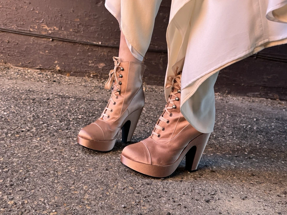 复古粉色丝绸 Robert Clergerie 开幕式法国厚底短靴 — 第 2/4 张图片