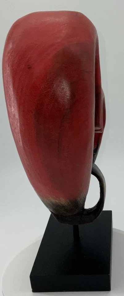 Arte artesanal de escultura de nudo de corazón de amor rojo y negro de madera sobre pedestal Foto 4 de 4