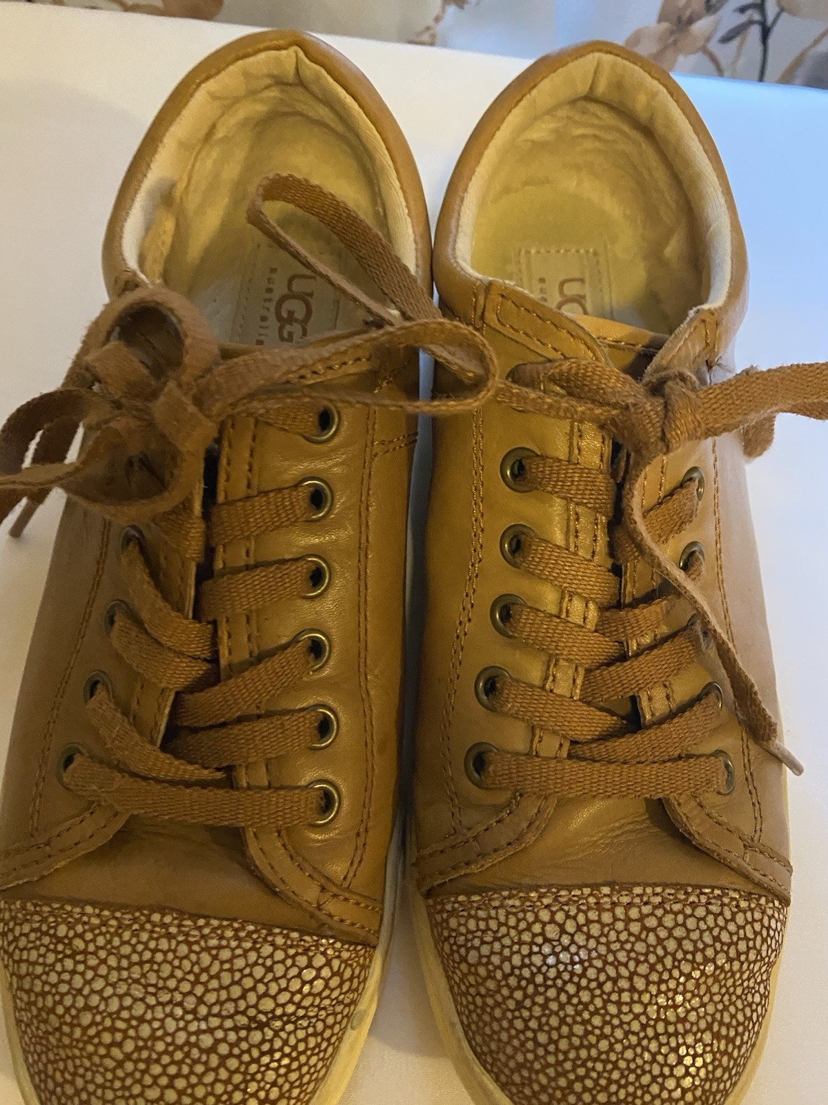 Women's Brown Leather Ugg Lace-Up Low Top Sneakers Size 7