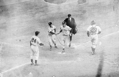 Joe Dimaggio Helping His Team To Win Series Game In 1950 Baseball Old Photo