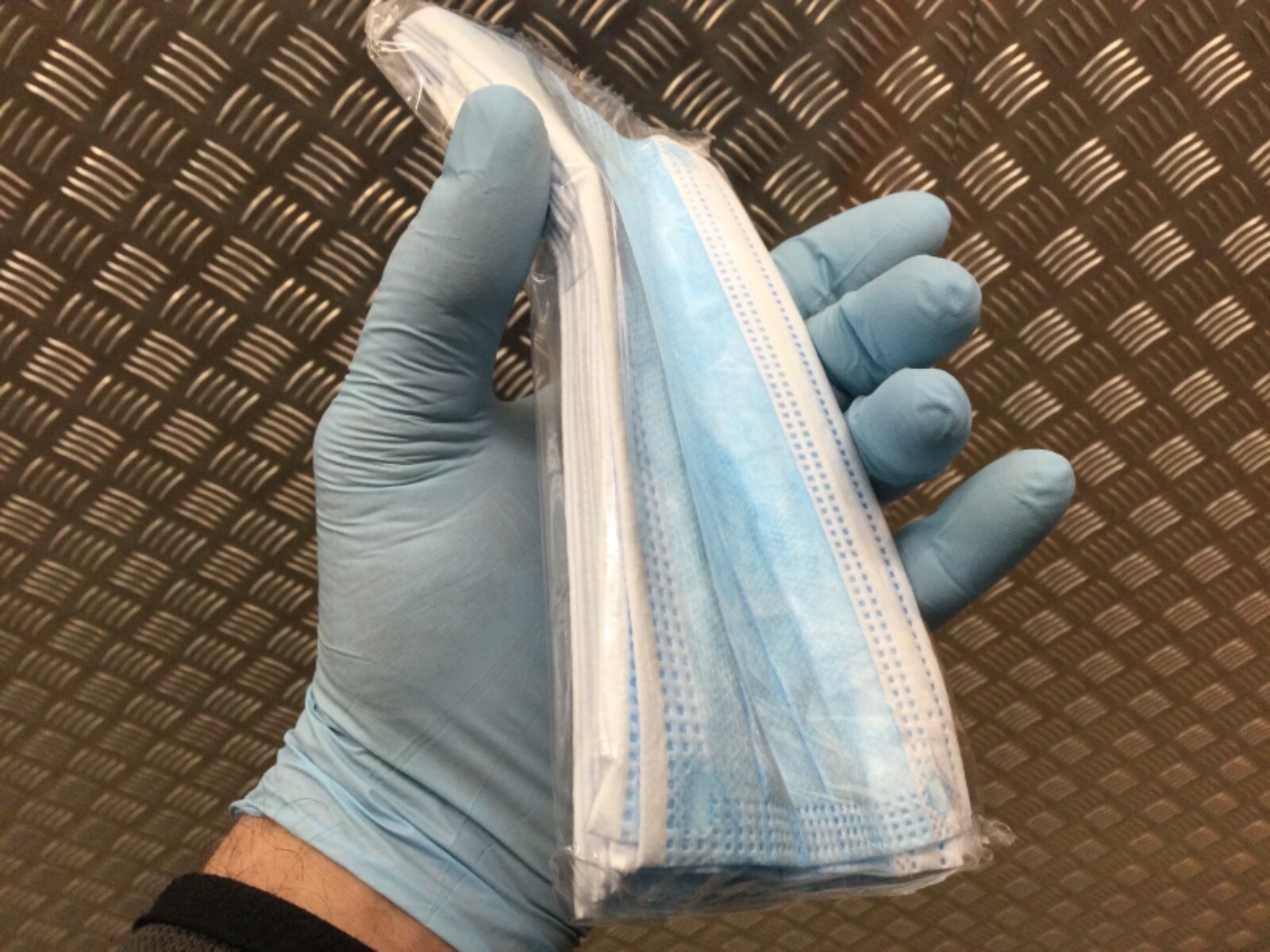 1 BOX OF 100 BLUE  NITRILE DISPOSABLE GLOVES CARER PK MED/8 WITH FREE 10 PACK OF