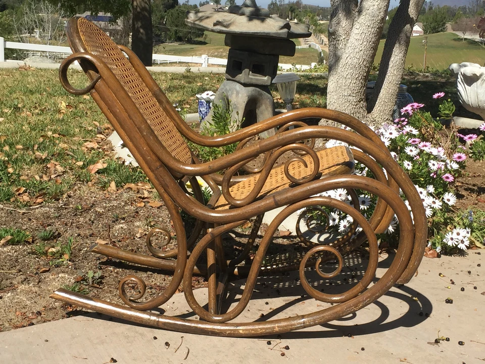 CADEIRA DE BALANÇO VINTAGE THONET INFANTIL MADEIRA CURVADA/CANA - MEADOS DO SÉCULO - POLÔNIA/ÁUSTRIA - Imagem 3 de 4