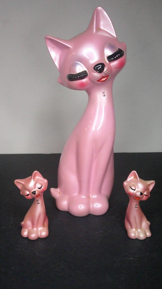 vintage kitsch pink cat with her 2 pink kittens with large eyelashes Z154 - Image 2 of 4