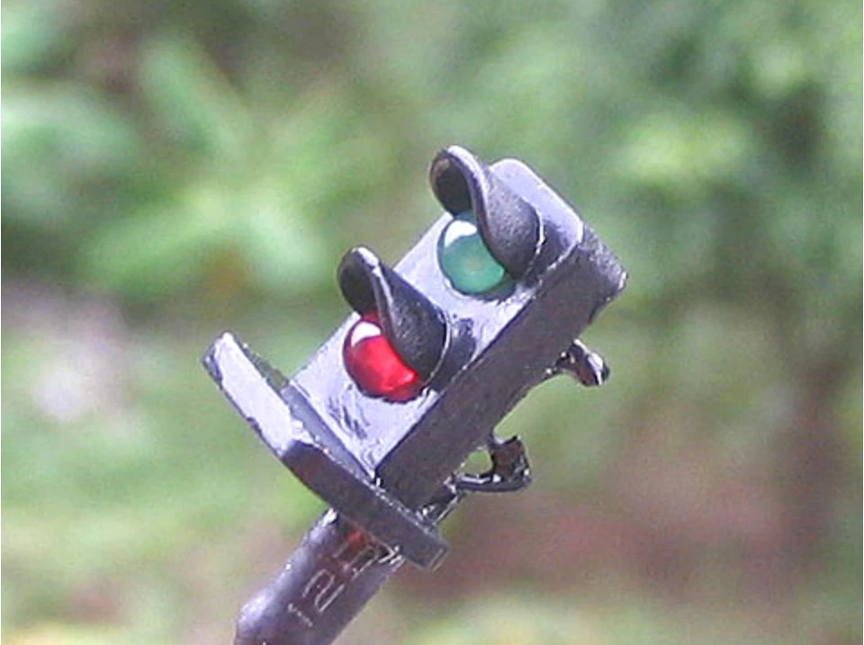10 x HO scale dwarf block signal LED made model railroad 2 aspect Green over Red - Image 4 of 4