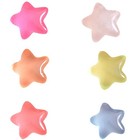 Passerelles pavées et lits de fleurs avec étoiles arc-en-ciel lumineuses pour