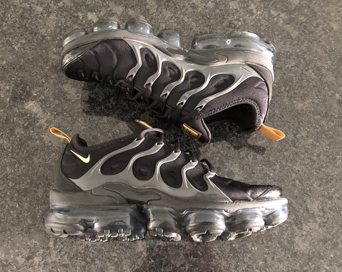 Nike Air Vapormax Plus Black Metallic Gold Mens Size 8 Rare