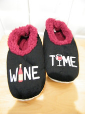 SNOOZIES WINE TIME SLIPPERS SZ M 7/8 SOFT POLY, WARM, COZY