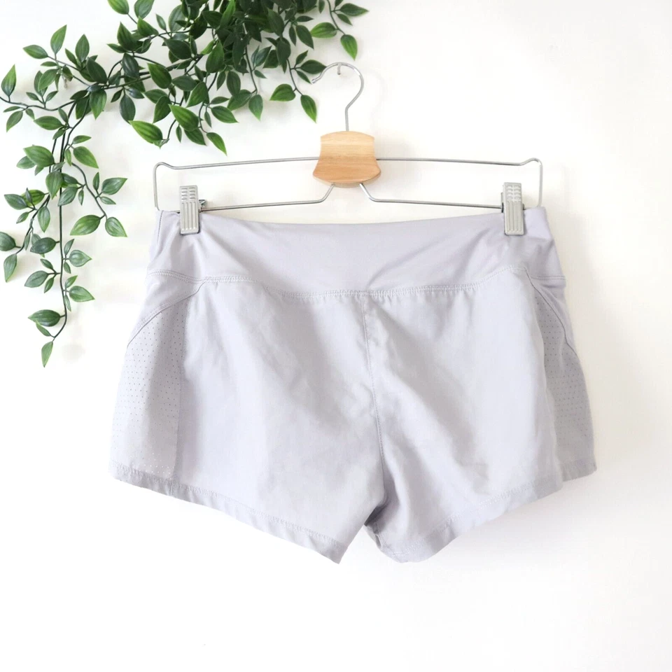 Pantalones cortos deportivos Nike para mujer gris Dri Fit incorporados talla pequeña Foto 3 de 4