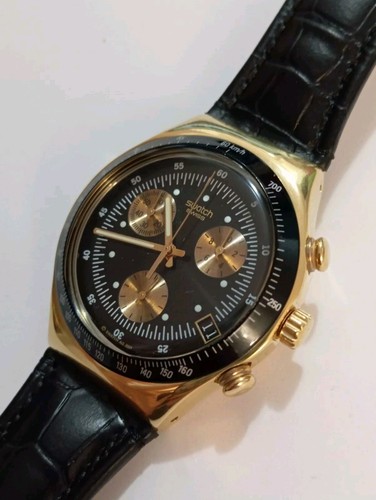 SWATCH IRONY CHRONO 2002 GOLDFINGER SPECIALE JAMES BOND 007 YCG401 NUOVO - Imagen 8 de 15