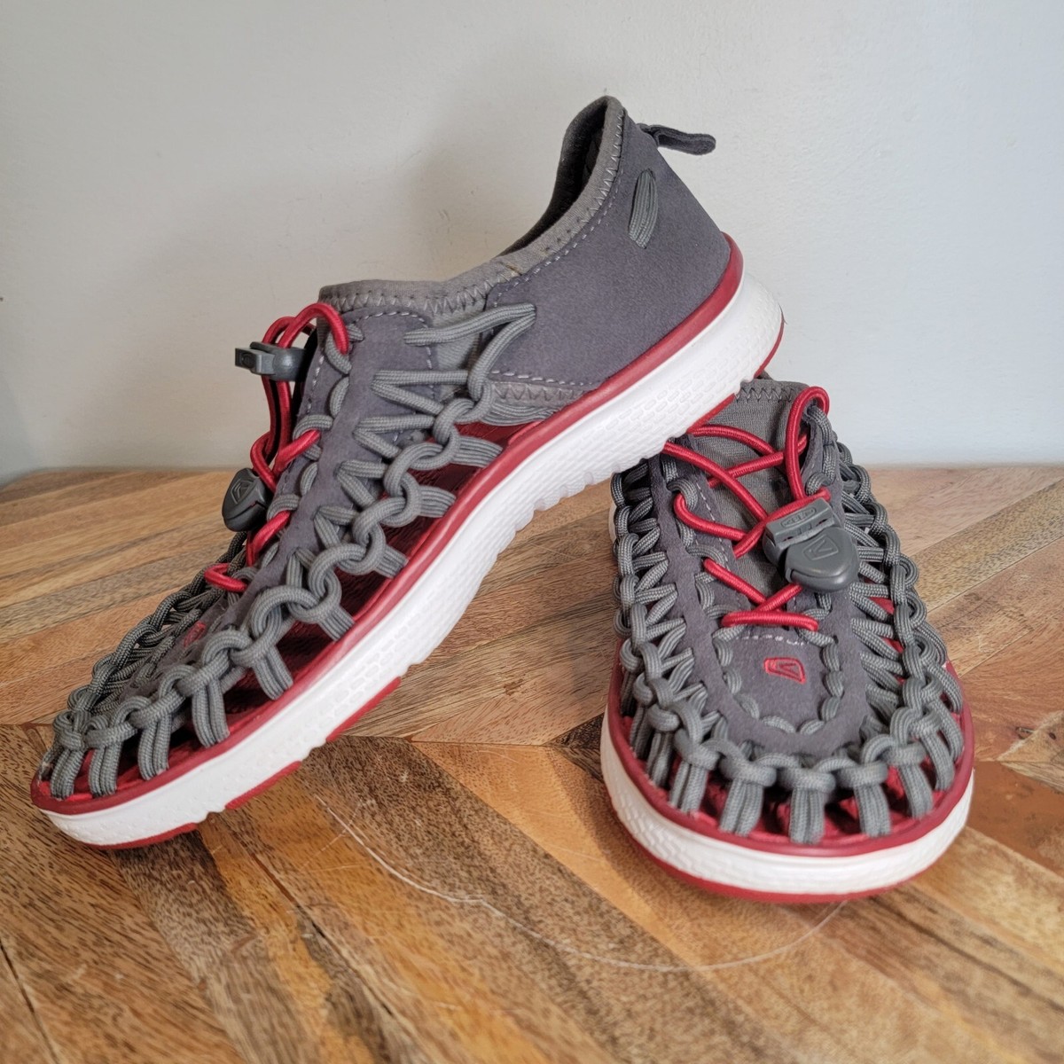 靴 KEEN UNEKE 02 Tango Red/White US 11 Keen Uneek O2 Sport Sandals Magnet/ Tango Red Girls Size 10