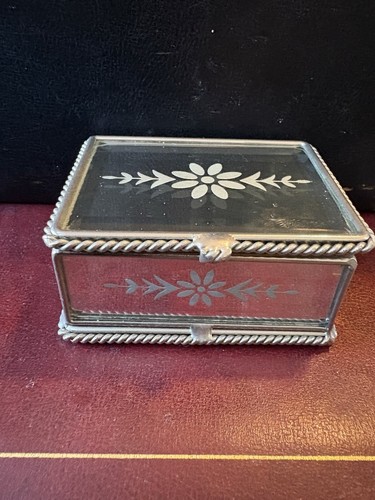 Beautiful Silver Mirrored Glass Vintage Trinket Box with Chain & flower design - Picture 10 of 10