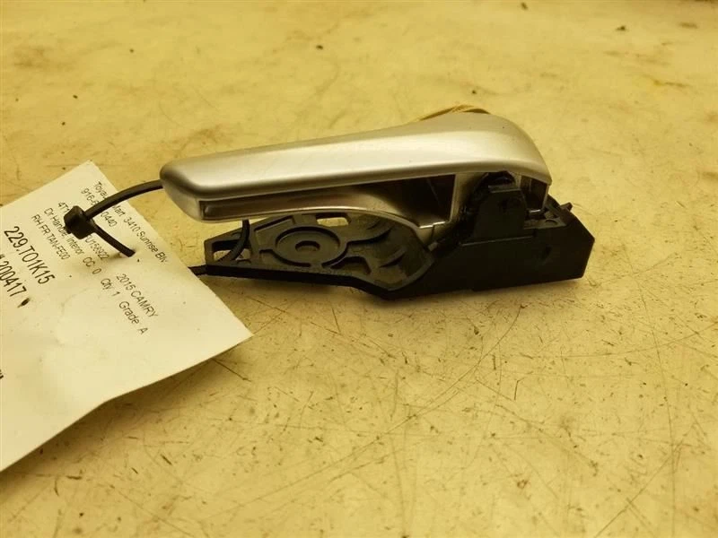 Toyota Camry 2015 lado del pasajero conjunto de manija de puerta interior delantera  Foto 2 de 4