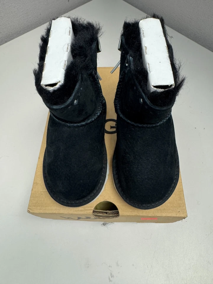 Bota negra UGG clásica Dixie Flora Perf para niños pequeños nueva Foto 4 de 4