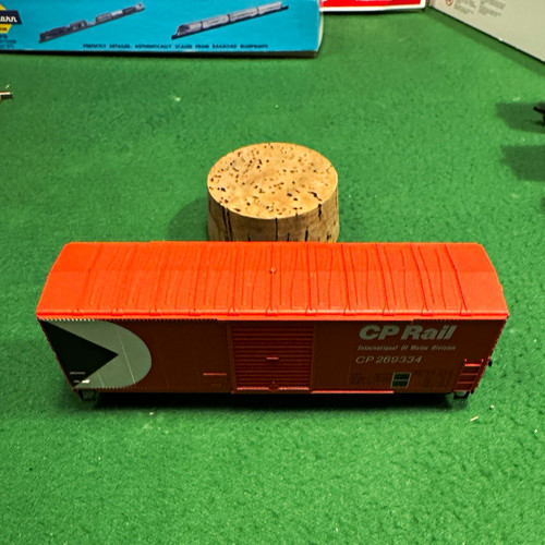 H0 Geschlossener Güterwagen Boxcar CP Rail CP 269334 rot/schwarz/weiß | Condition: Gebraucht