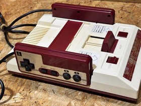 Nintendo Famicom HVC-2032695 Console + Software Nintendo