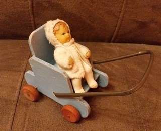 Alter kleiner Puppenwagen für die Puppenstube Holz mit Gummipüppchen