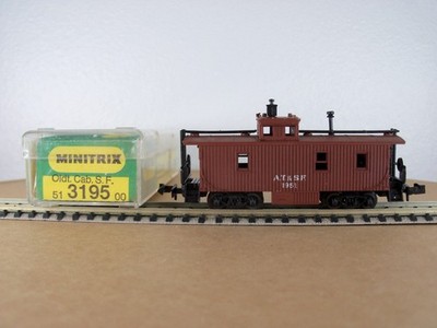 MINITRIX N SCALE 51 3195 00 AT & SF CABOOSE RD #1951 W/ORG CASE