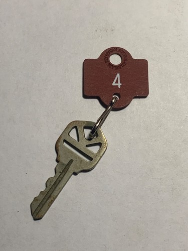 Portachiavi vintage college dormitorio camera hotel motel con chiave #4 - Foto 1 di 2