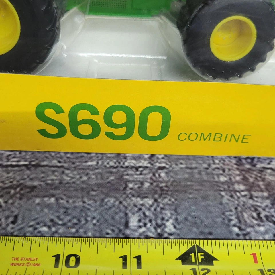 Ertl 1/32 prestige collection John Deere S690 combine w/corn & bean head diecast - Image 2 of 4