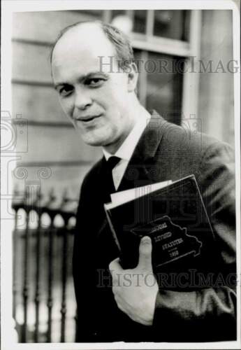 1968 Press Photo David Calcutt arrives at Magistrates Court in London - Picture 1 of 2