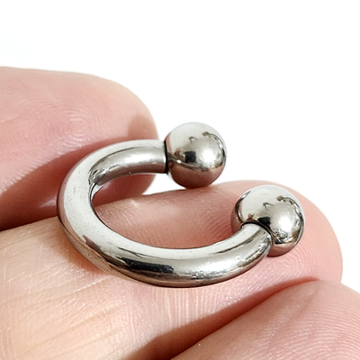 Stainless steel piercing - simple horse-shoe with glossy balls, width 4 mm