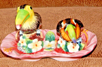 Corner Ruby Tropical Collection Birds Salt Pepper Shakers Tray Set Ceramic NEW