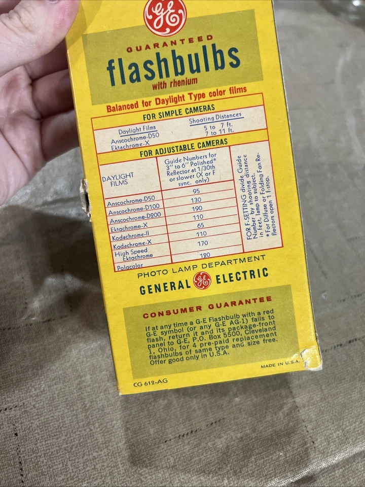 Vintage Camera Flash GE M2B Pack of 12 Bulbs New Old Stock NOS - Image 4 of 4