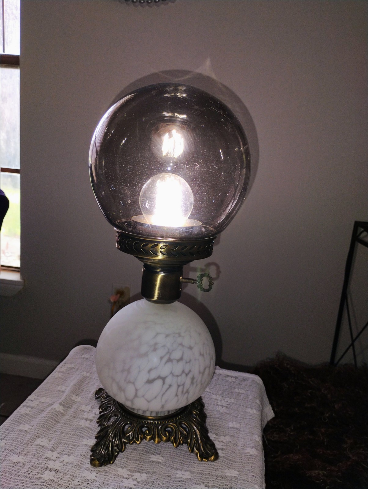 VTG White Mottled Glass Table Lamp GWTW Hurricane Ruffled Globe 