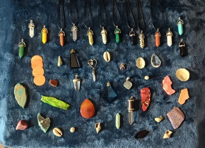 Lote de 47 de una variedad de collares colgantes, cristales, conchas y gemas Foto 2 de 4