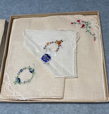 Vintage Handkerchief Set W/ Embroidered Floral Patterns Crochet Lace Edges Origi