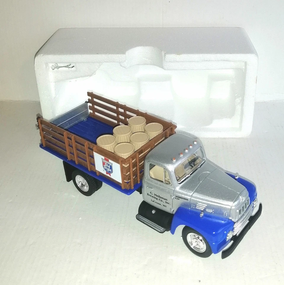 FIRST GEAR 1/34 INTERN.R-190 FULL RACK STAKE TRUCK 1957 OLD STYLE COD.19-1549 - Immagine 2 di 4