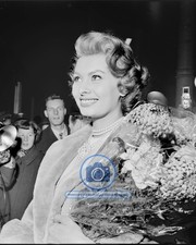 SOPHIA LOREN OSLO NORWAY FILM ACTRESS CELEBRITY ARRIVAL 1955 8X10 PHOTO