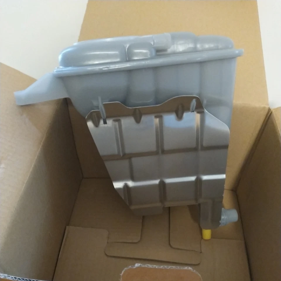 Depósito de refrigerante MAHLE CRT169000S (OEM 8K0121405N) para A4, A5, Q5, S4, S5, SQ5 Foto 3 de 4