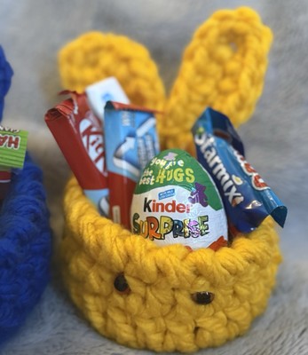 Handgehäkelter Osterhasenkorb mit Süßigkeiten