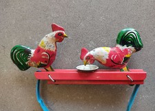 Ancien Jouet Tôle Lithographiée - Manette à Ressort - 2 Poules Picorants