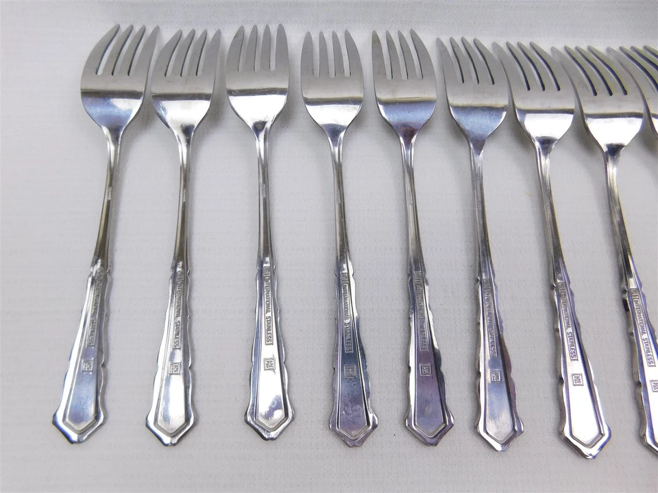 International COLONIAL MANOR 32 Pc Forks Spoons + 3 Serving Pieces Silverplate - Image 4 of 4